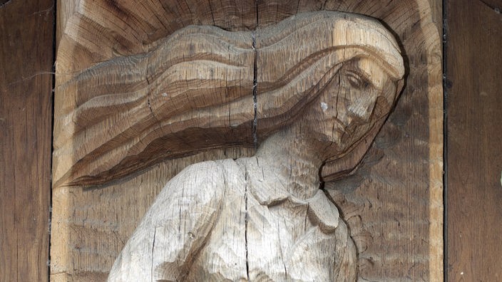 Skulptur der Riesin Neringa aus Holz.