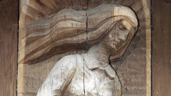 Skulptur der Riesin Neringa aus Holz. | Bildquelle: imago Skulptur der Riesin Neringa aus Holz.
