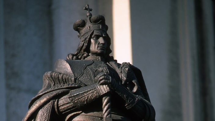 Das Foto zeigt die Statue eines Mannes mit Krone und Schwert. Das Denkmal in Kaunas, Litauen stellt den Großfürsten Vytautas dar