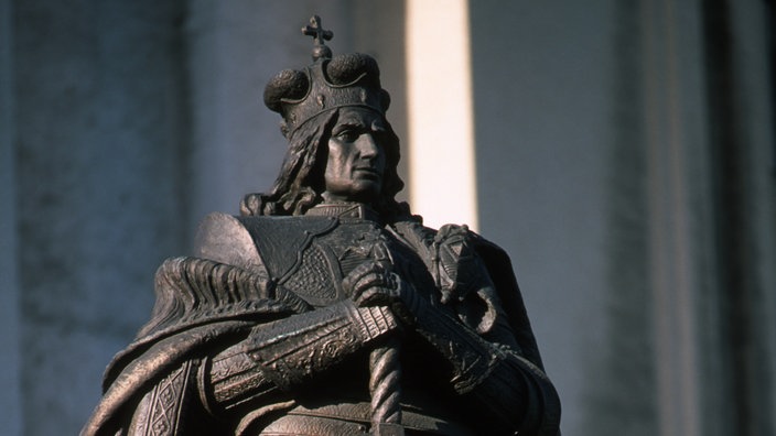 Das Foto zeigt die Statue eines Mannes mit Krone und Schwert. Das Denkmal in Kaunas, Litauen stellt den Großfürsten Vytautas dar | Bildquelle: WDR/Rainer Hackenberg Das Foto zeigt die Statue eines Mannes mit Krone und Schwert. Das Denkmal in Kaunas, Litauen stellt den Großfürsten Vytautas dar