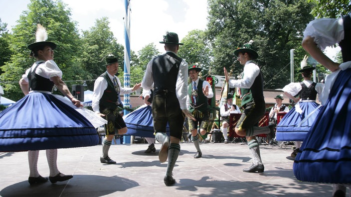 Der Volkstanz (Schuhplattler) von Teilnehmern eines Trachtentags