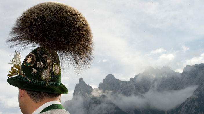 Der Gamsbart - Der alpenlaendische Hutschmuck wird ausschliesslich in Handarbeit aus dem Grannenhaar vom "Aalstrick" am Ruecken des Gamsbockes gefertigt