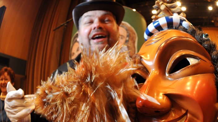 Eine Fasnachtsmaske und ein Staubwedel | Bildquelle: dpa Eine Fasnachtsmaske und ein Staubwedel