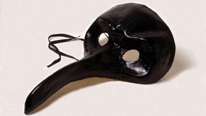Schwarze Halbmaske mit langer Nase aus der Commedia dell'Arte Tradition.