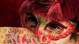 Frau mit Maske bei Karneval in Venedig
