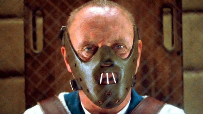 Mann mit lederner Maske. Stirn und Augen sind frei, die Mundöffnung ist vergittert | Bildquelle: dpa Mann mit lederner Maske. Stirn und Augen sind frei, die Mundöffnung ist vergittert
