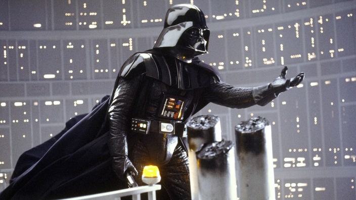 Darth Vader mit schwarzem Helm und rüstungsähnlicher Kleidung.
