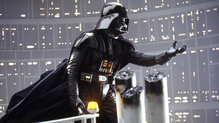 Darth Vader mit schwarzem Helm und rüstungsähnlicher Kleidung. | Bildquelle: ap Darth Vader mit schwarzem Helm und rüstungsähnlicher Kleidung.