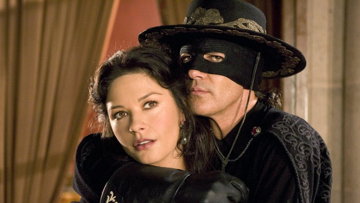 Antonio Banderas als Don Alexandro de la Vega alias Zorro umarmt in einer Szene aus dem Film "Die Legende des Zorro" Catherine Zeta Jones als seine Ehefrau Elena | Bildquelle: dpa/sony Antonio Banderas als Don Alexandro de la Vega alias Zorro umarmt in einer Szene aus dem Film "Die Legende des Zorro" Catherine Zeta Jones als seine Ehefrau Elena