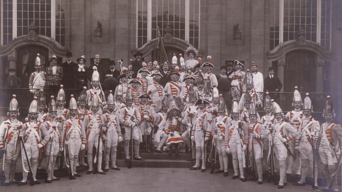 Ein historische Foto zeigt die Prinzengarde von 1909 vor dem Rathaus