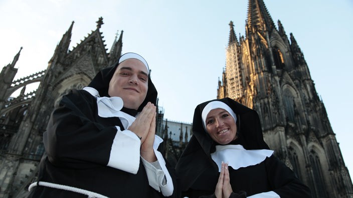 Zwei Narren im Nonnenkostüm vor dem Kölner Dom
