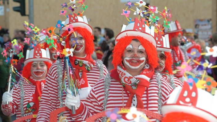 Bunt geschminkte Clowns mit Hüten | Bildquelle: WDR/version Bunt geschminkte Clowns mit Hüten