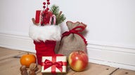 Gefüllter Nikolausstiefel mit Geschenken, Nüssen und Obst