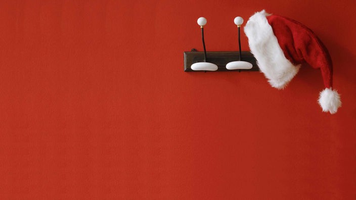 Weihnachtsmannmütze hängt an der Garderobe