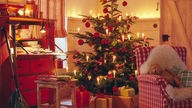 Weihnachtsbaum mit Geschenken im Wohnzimmer