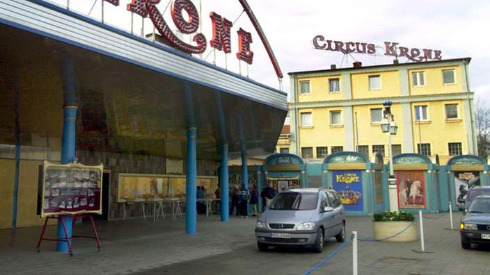 Haupteingang des Circus Krone in München.