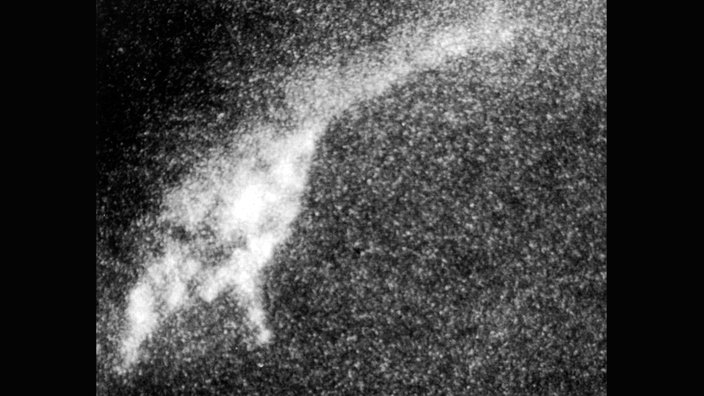 Schemenhaftes Objekt schwimmt im schottischen See Loch Ness | Bildquelle: dpa/Robert Rines Schemenhaftes Objekt schwimmt im schottischen See Loch Ness