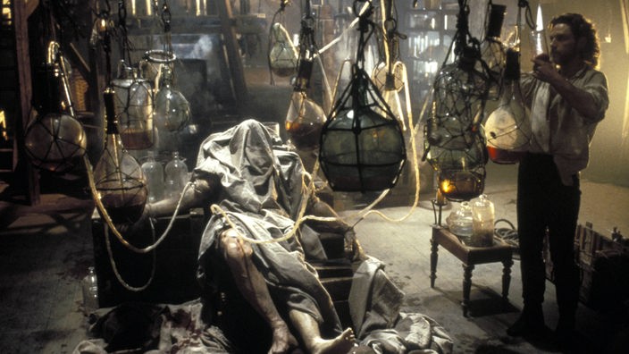 Szene aus der Frankenstein-Verfilmung von 1994 mit Kenneth Branagh im Labor