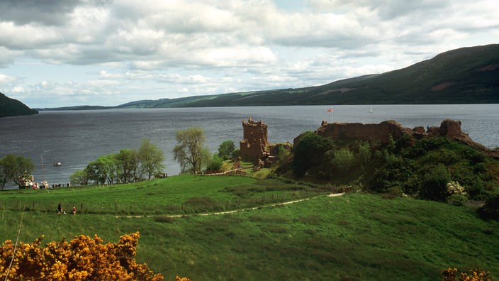 Burgruine vor dem schottischen Loch Ness.