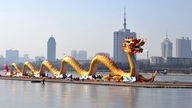 Riesiger Drache vor Skyline einer Stadt in China
