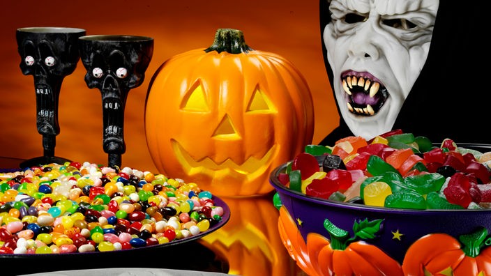 Deko, Masken und Süßigkeiten für Halloween.