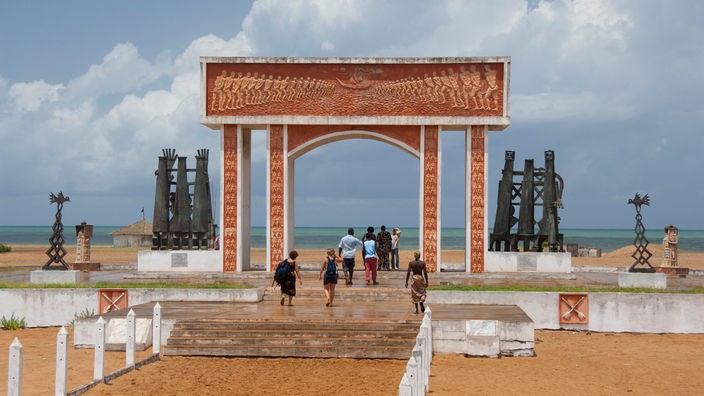 Ein großer Torbogen am Strand von Benin: Von hier wurden die Sklaven in die neue Welt verschifft.