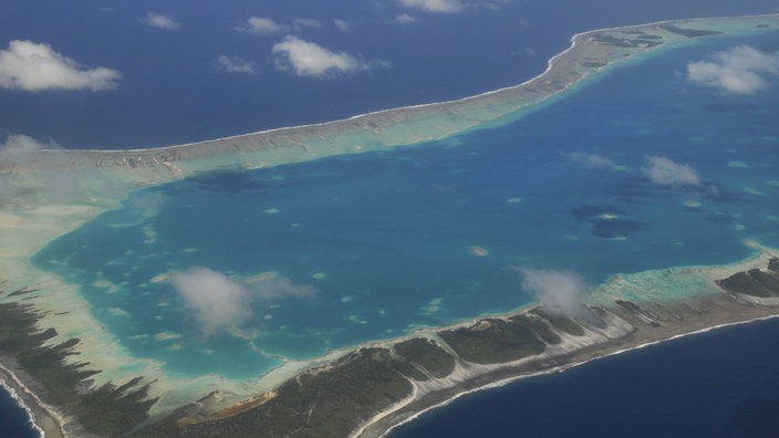 Luftaufnahme eines Südsee-Atolls | Bildquelle: Imago/Chromorange Luftaufnahme eines Südsee-Atolls