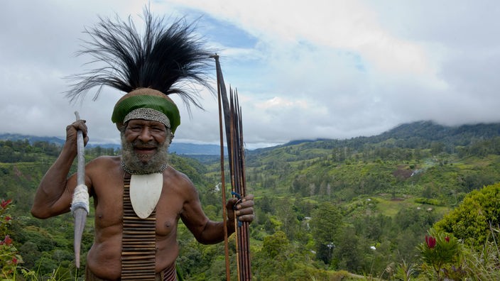 Traditionell gekleideter Stammehäuptling auf Papua-Neuguinea