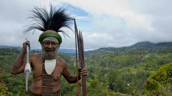 Traditionell gekleideter Stammehäuptling auf Papua-Neuguinea | Bildquelle: Imago Traditionell gekleideter Stammehäuptling auf Papua-Neuguinea