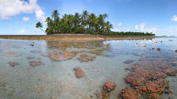 Klares Wasser mit der Insel Tuvalu im Hintergrund