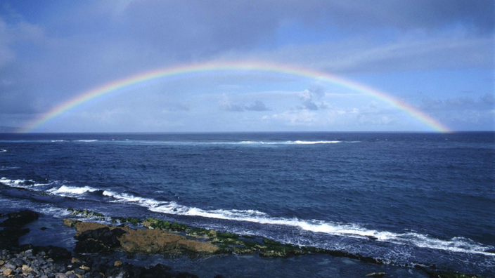 Regenbogen über dem Artenschutzgebiet der Buckelwale im Pazifischen Ozean.