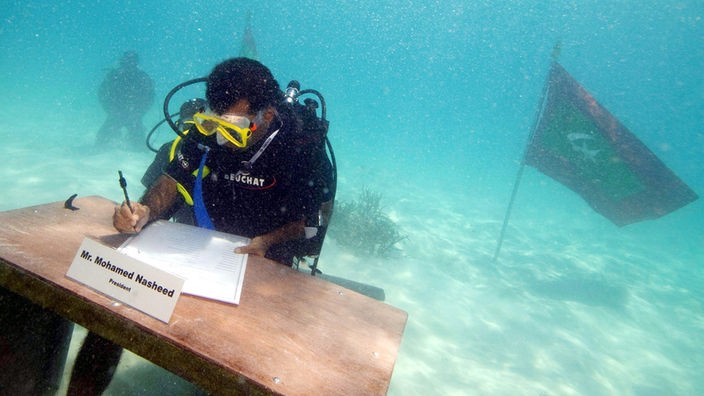 Mohamed Nasheed hält den Vorsitz in der weltweit ersten Unterwasserkabinettssitzung auf den Malediven.