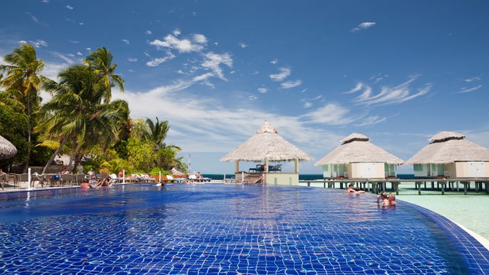 Pool und Strandbar auf Malediveninsel