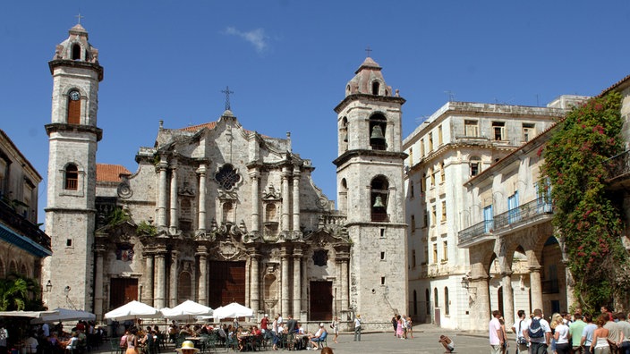 im Zentrum der kubanischen Hauptstadt Havanna über die "Plaza de la Catedral". | Bildquelle: dpa Picture-Alliance / Ralf Hirs im Zentrum der kubanischen Hauptstadt Havanna über die "Plaza de la Catedral".