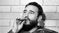 Schwarz-weiß-Portrait Fidel Castros mit Zigarre von 1974