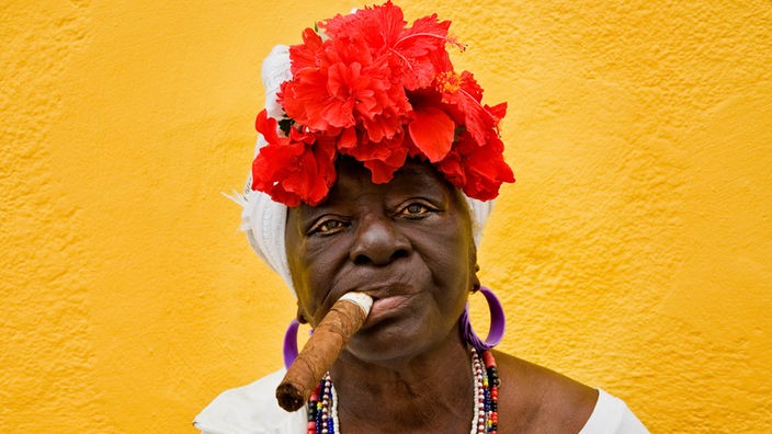 Eine kubanische Frau raucht eine Zigarre