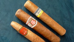 Nahaufnahme: Ein Mann raucht eine kubanische Zigarre.