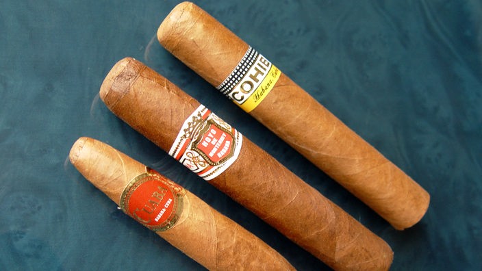 Nahaufnahme: Ein Mann raucht eine kubanische Zigarre.