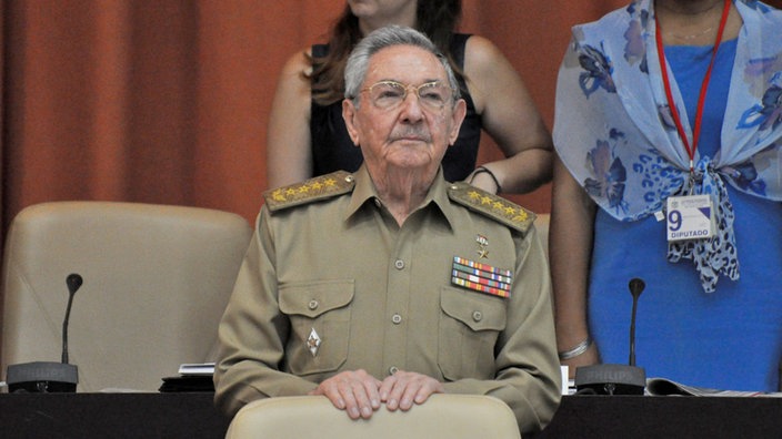 Raúl Castro in Uniform. | Bildquelle: AFP/JORGE BELTRAN Raúl Castro in Uniform.