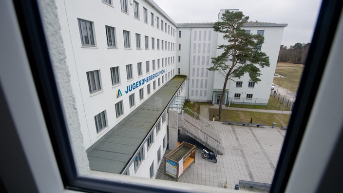 Blick durch ein Fenster auf die Jugendherberge Prora | Bildquelle: dpa/Stefan Sauer Blick durch ein Fenster auf die Jugendherberge Prora