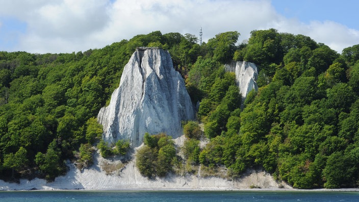 Kreidefelsen und Halbinsel Jasmund vom Meer aus fotografiert. | Bildquelle: dpa Kreidefelsen und Halbinsel Jasmund vom Meer aus fotografiert.