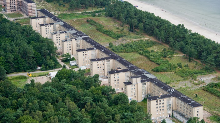 Luftbild der Anlage von Prora | Bildquelle: WDR/dpa/Stefan Sauer Luftbild der Anlage von Prora