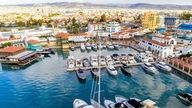 Eine Hafenanlage mit Booten und Restaurants in der Stadt Limassol auf Zypern