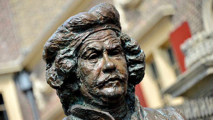 Eine Bronzebüste, die den Barockkünstler Rembrandt Harmenszoon van Rijn darstellt.