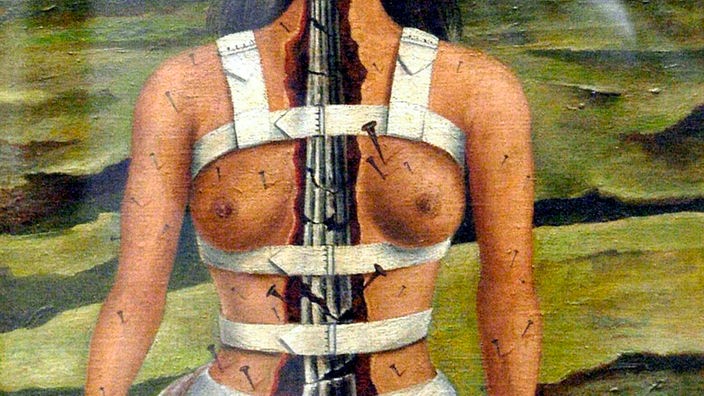 Die Besucherin einer Ausstellung betrachtet das Gemälde von Frida Kahlo "Die gebrochene Säule". Auf dem Selbstporträt ist Frida Kahlo nackt in einem Stahlkorsett zu sehen; ihre Wirbelsäule scheint ebenfalls aus Stahl zu bestehen.