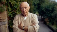 Pablo Picasso steht 1966 vor einer Mauer in Mougins in Frankreich, wo er im Alter von 91 Jahren starb