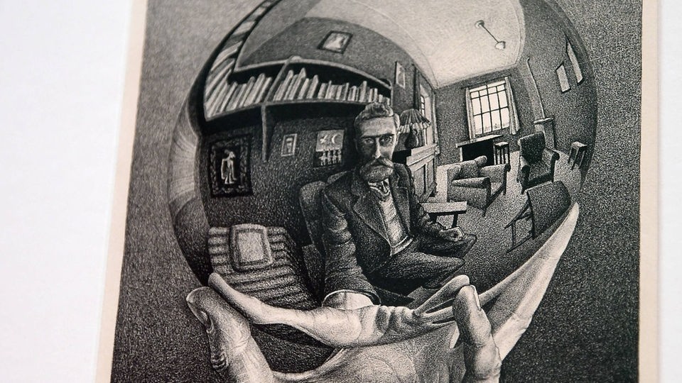 Zeichnung: Eine Hand hält eine Kugel, in der sich das Zimmer spiegelt und auch der Künstler, der die Kugel hält