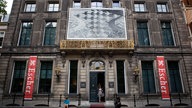 Touristen vor dem MC Escher Museum in Den Haag