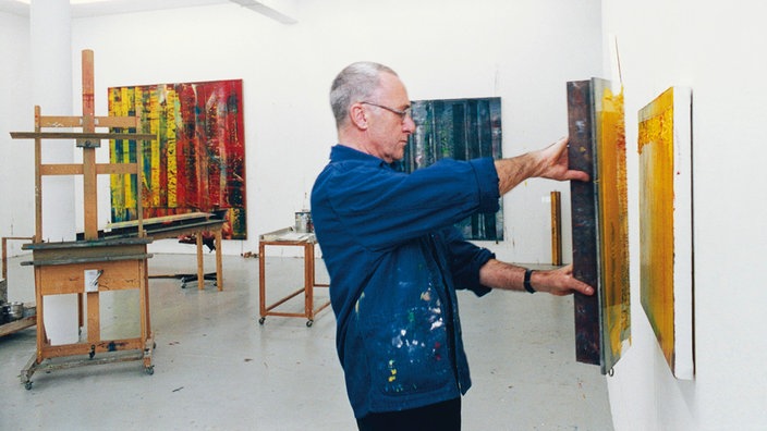 Der Maler Gerhard Richter bei der Arbeit mit einer Rakel in seinem Studio (1992) | Bildquelle: Marc Asnin / Redux / laif Der Maler Gerhard Richter bei der Arbeit mit einer Rakel in seinem Studio (1992)