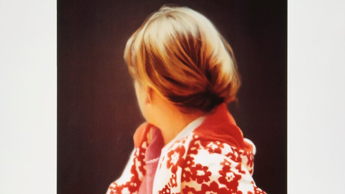 Auf einem Ölgemälde ist der Hinterkopf einer jungen Frau zu sehen, die sich vom Betrachter abwendet | Bildquelle: picture-alliance / dpa / Kunsthalle Rotterdam Auf einem Ölgemälde ist der Hinterkopf einer jungen Frau zu sehen, die sich vom Betrachter abwendet
